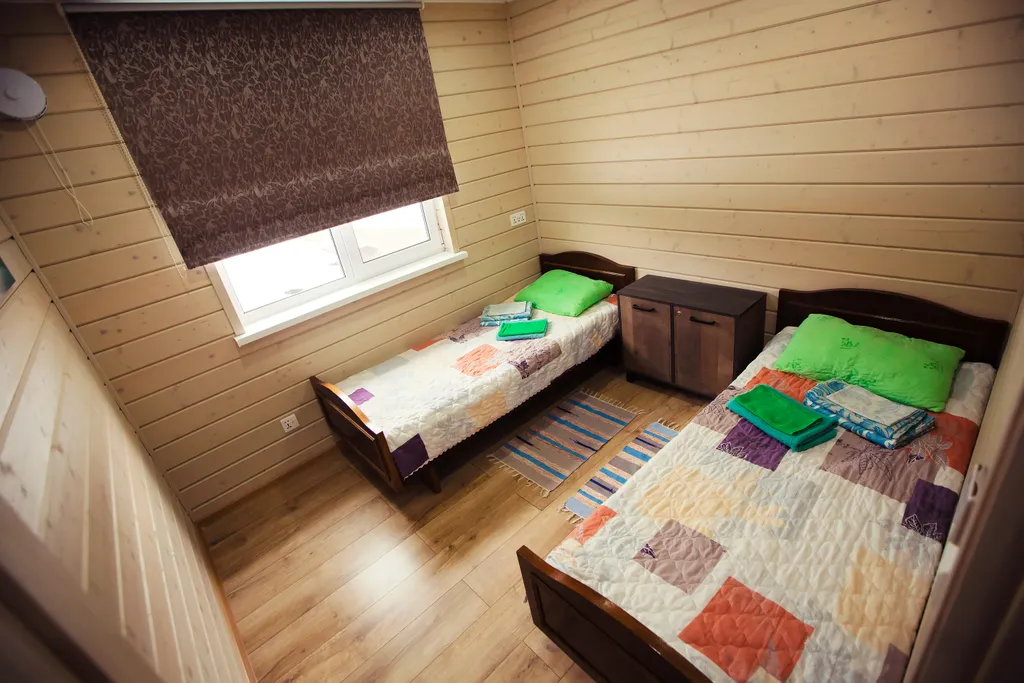 Уютный коттедж в деревенском стиле на берегу озера