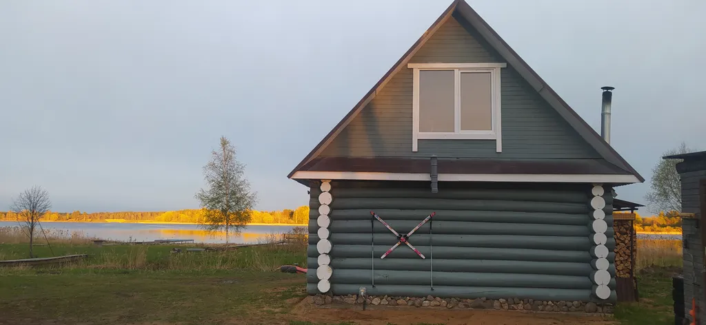 Уютный дом на берегу реки