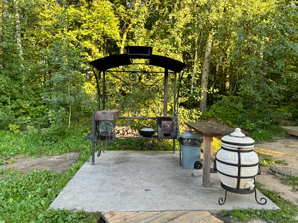 Уютный коттедж в окружении леса