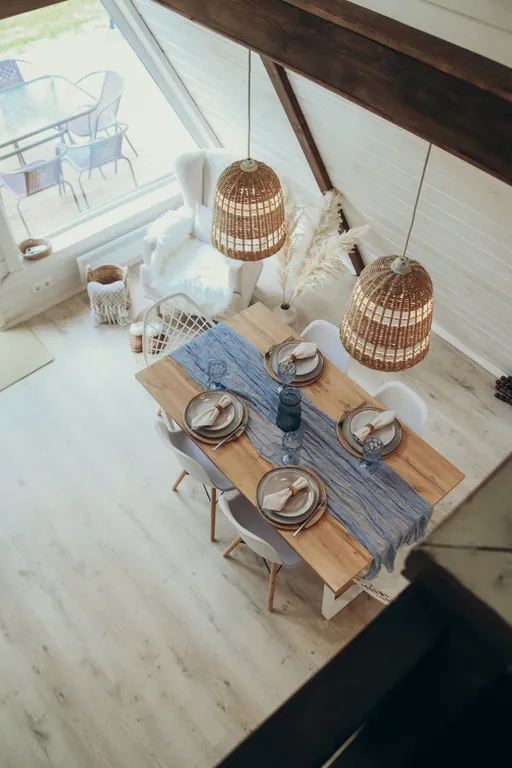 Треугольный дом на берегу озера