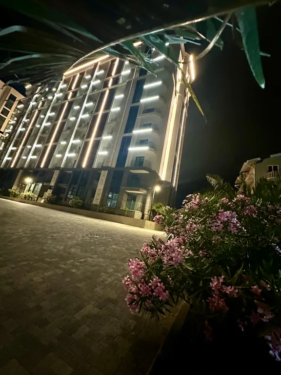 Дизайнерская квартира возле моря с балконом