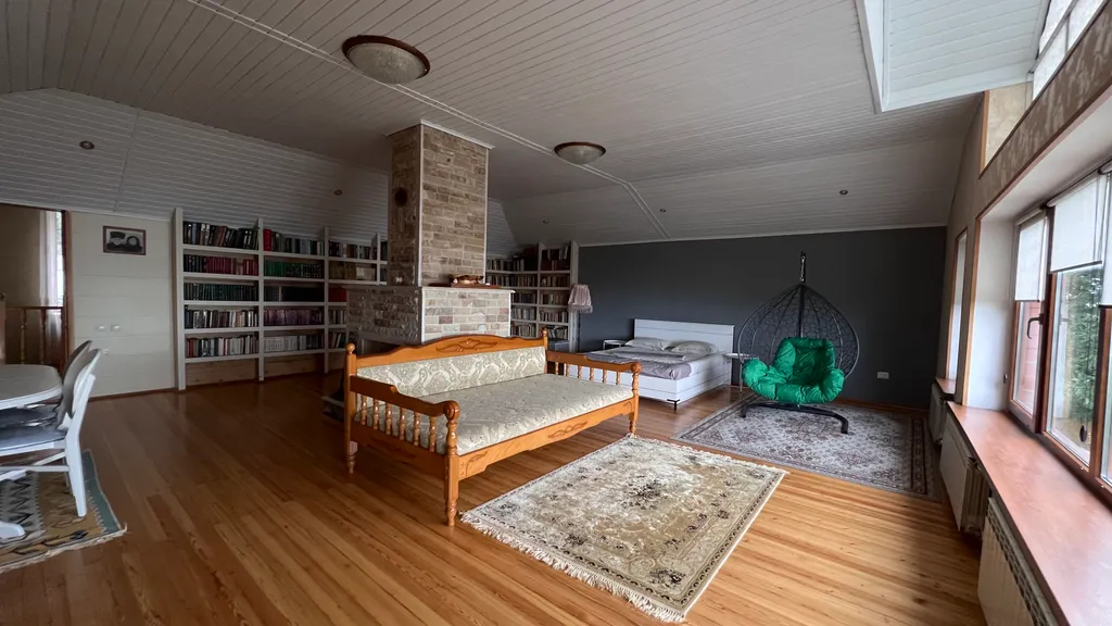 Деревянный дом с красивым видом на море