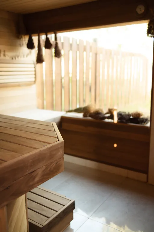 Дом с теплым бассейном на озере