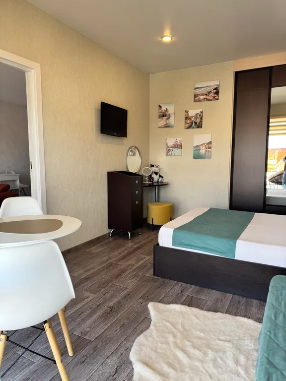 Дом с отдельным въездом и двором