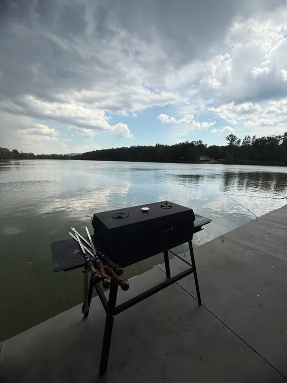Зеркальный дом на воде