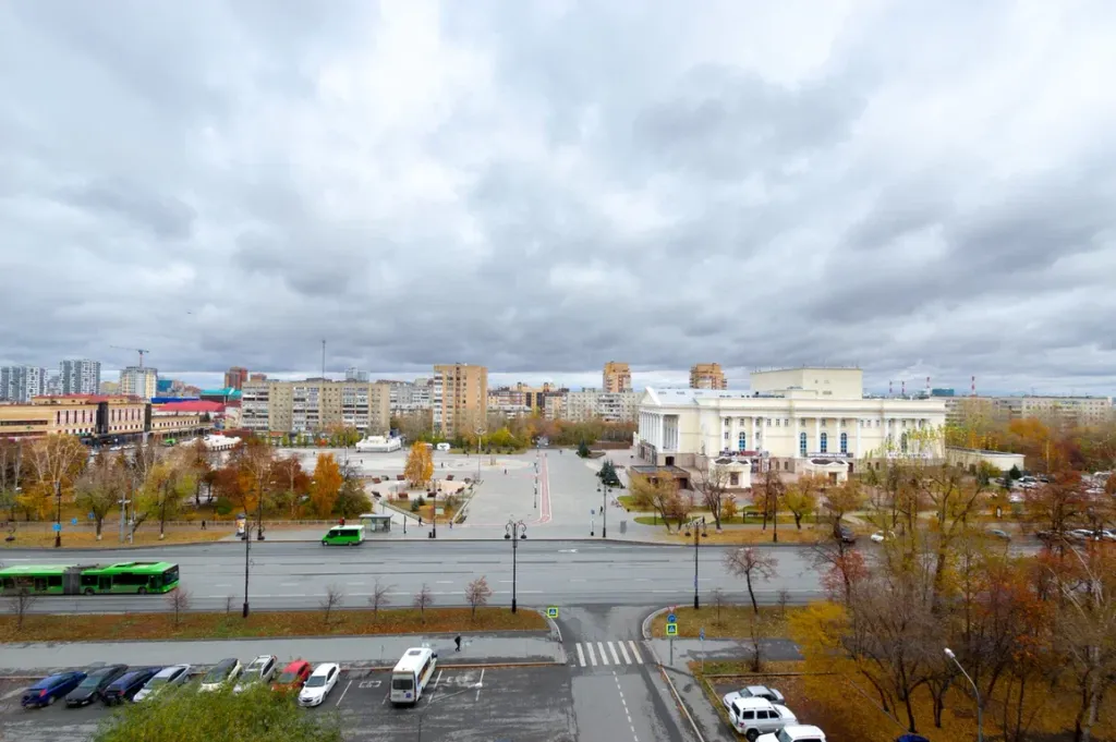 Квартира Просторная квартира в центре Тюмени с видом на драматический театр — Тюмень