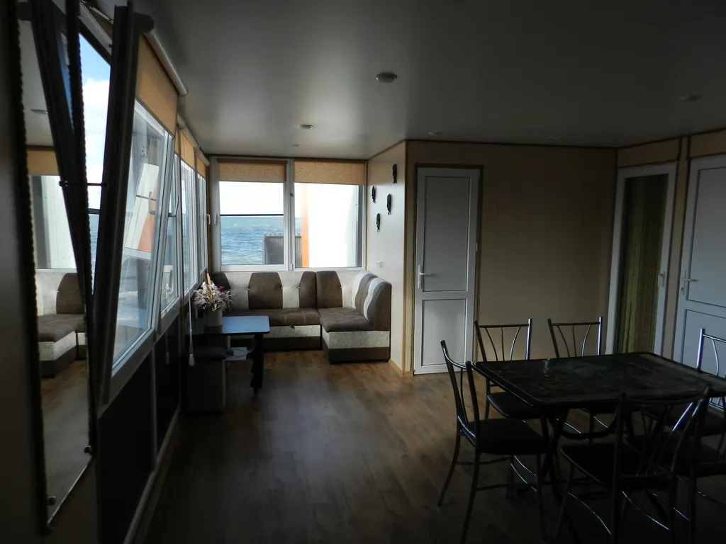 Домики на пляже Золотой Якорь с видом на море