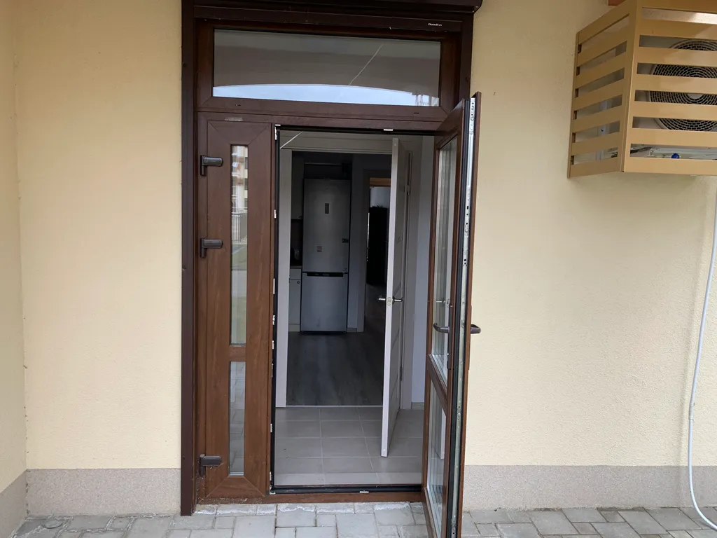 3 -комнатная квартира с бассейном во дворе