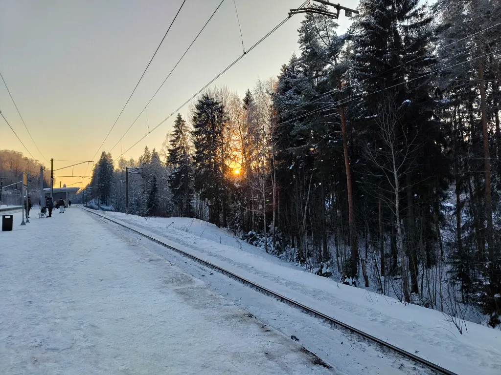 Уютная комната-студия у церкви на холме