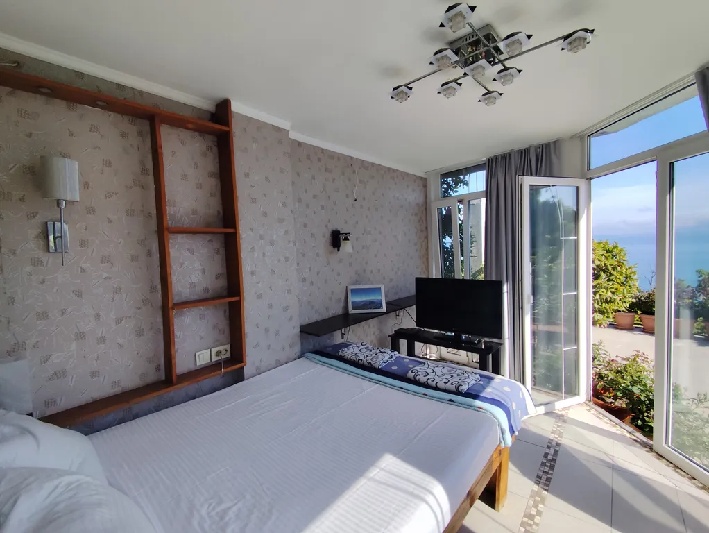 Уютный двухкомнатный домик в райском саду с видом на море