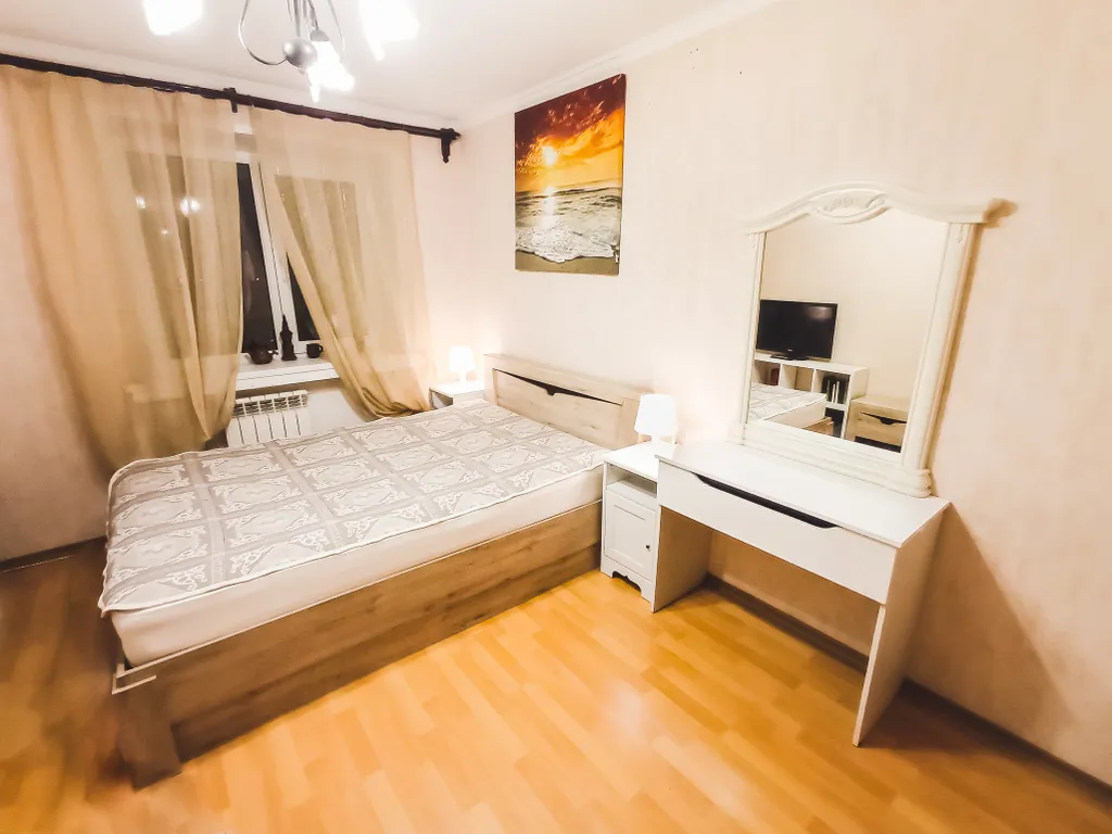 Трёхкомнатная квартира в центре на площади Ленина