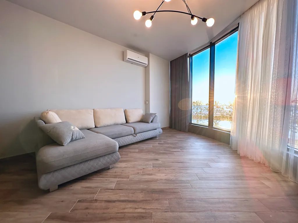 Просторный партамент с отдельной спальней  Шикарный вид на море