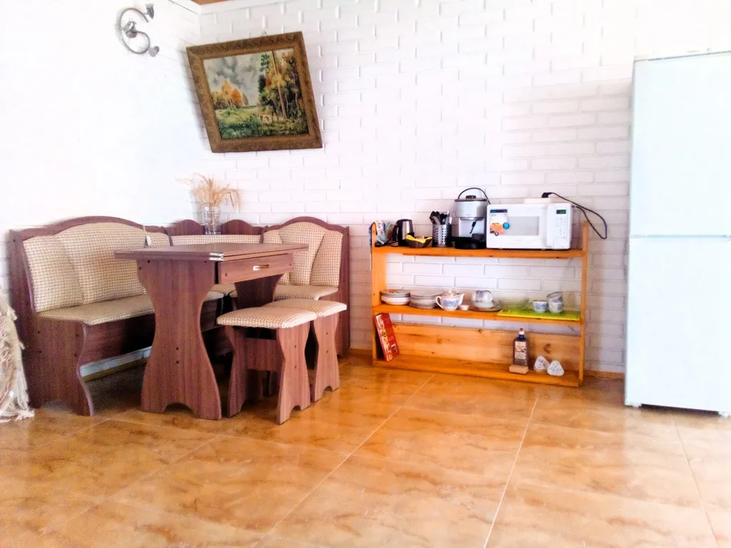 Дом у пруда в окружении гор