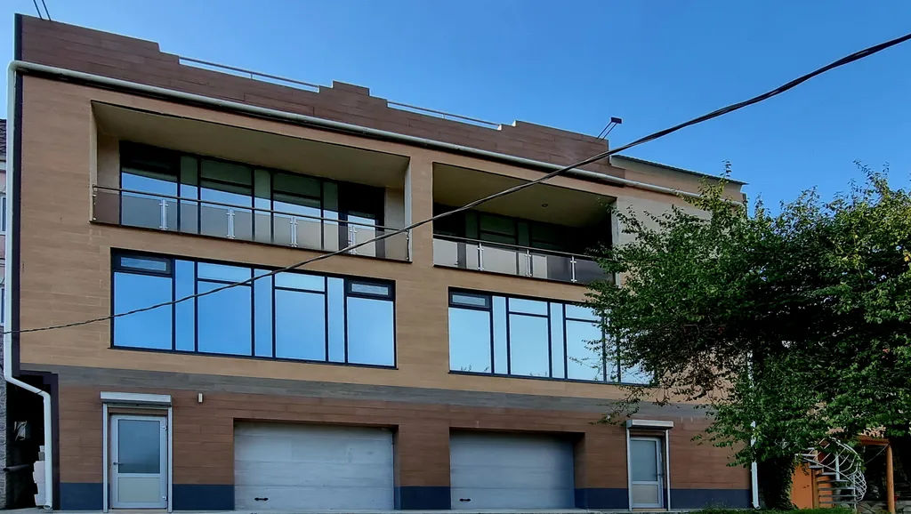 Таунхаус с панорамной эксплуатируемой крышей