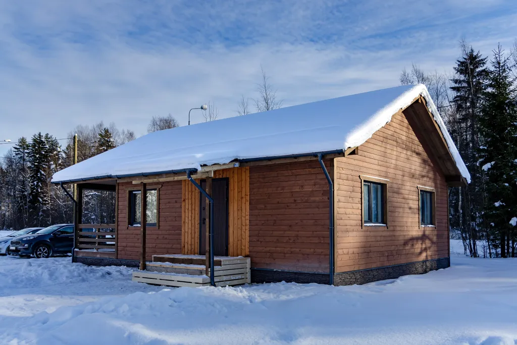 Коттедж Уютный дом с 2 спальнями с видом на лес — Крошнозеро