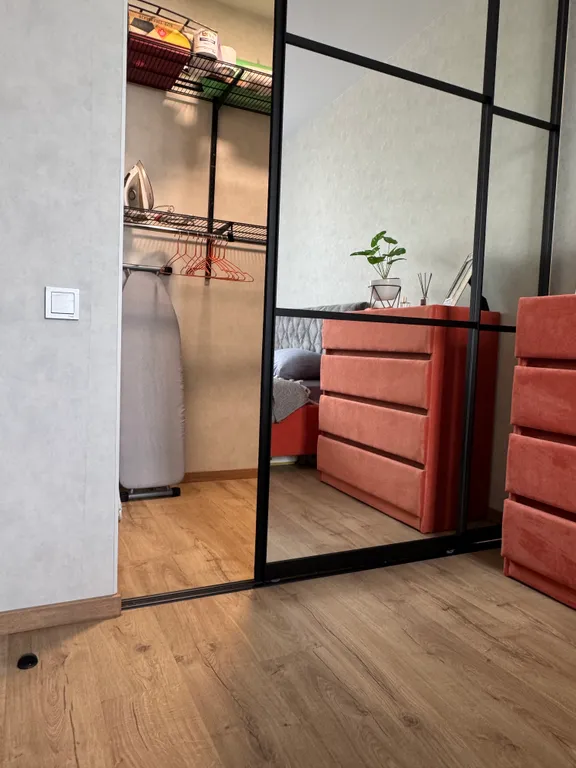 Квартира с большой кухней-гостиной и уютной изолированной спальней