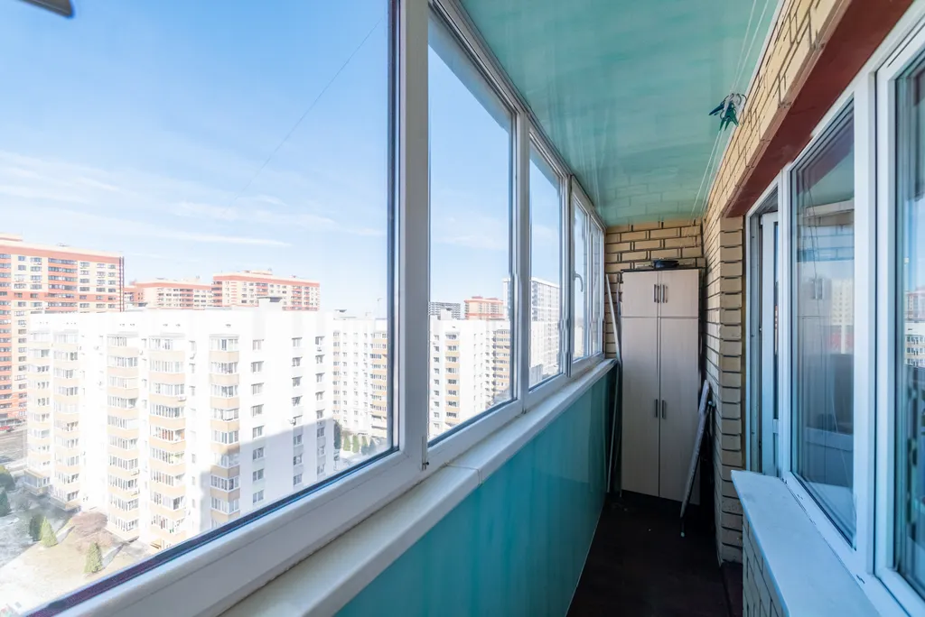 Светлая студия с видом на тихий зелёный двор