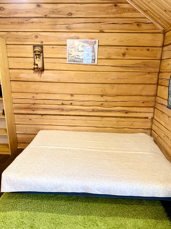 Уютный, деревянный дом с баней в окружении соснового леса