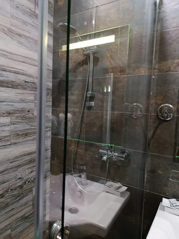 Апартаменты на Солнечной Долине с видом на пруд, горы, долину