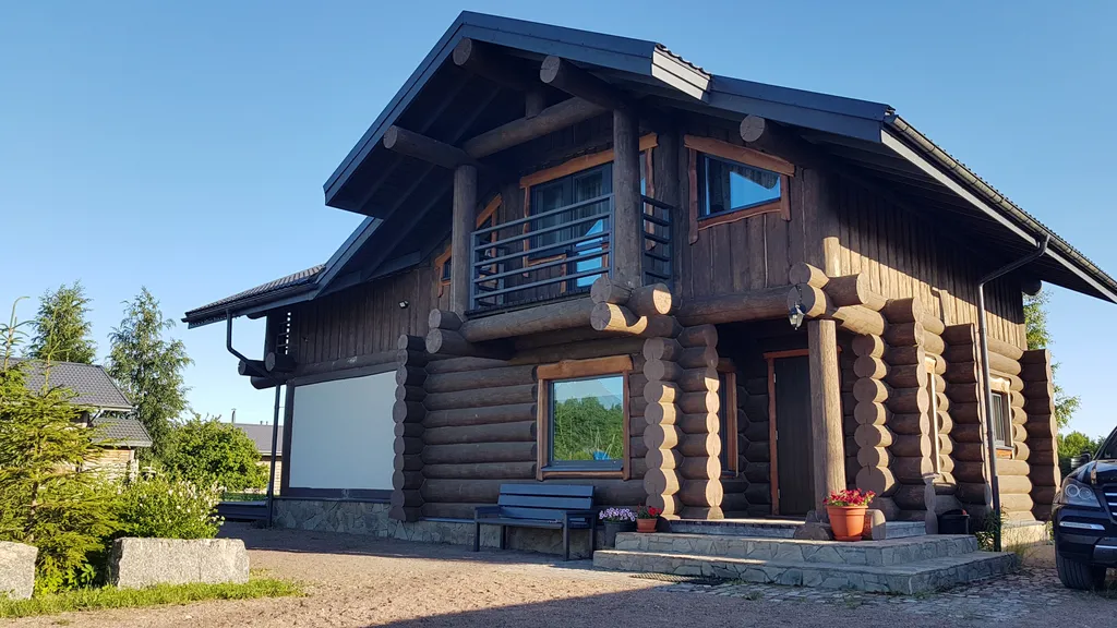 Большой дом с камином и террасой