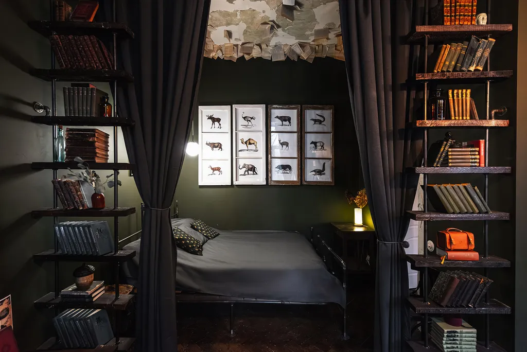 Квартира Арт-квартира с потолком из книг — Москва