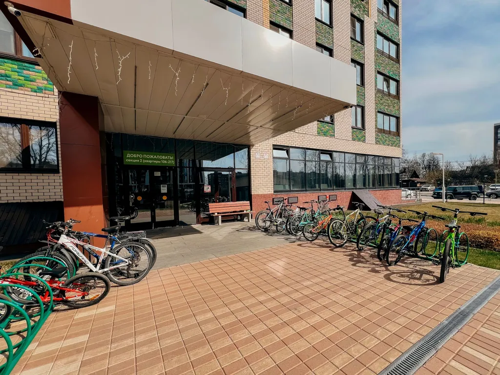 Очень прocторнaя кваpтира c бaлкoнoм