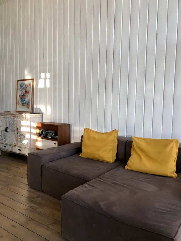 Стильный просторный дом с террасой и видом на луг