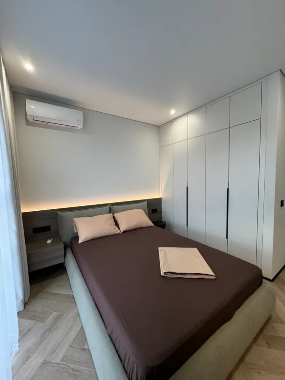 Дизайнерский ремонт с красивым вид из окна