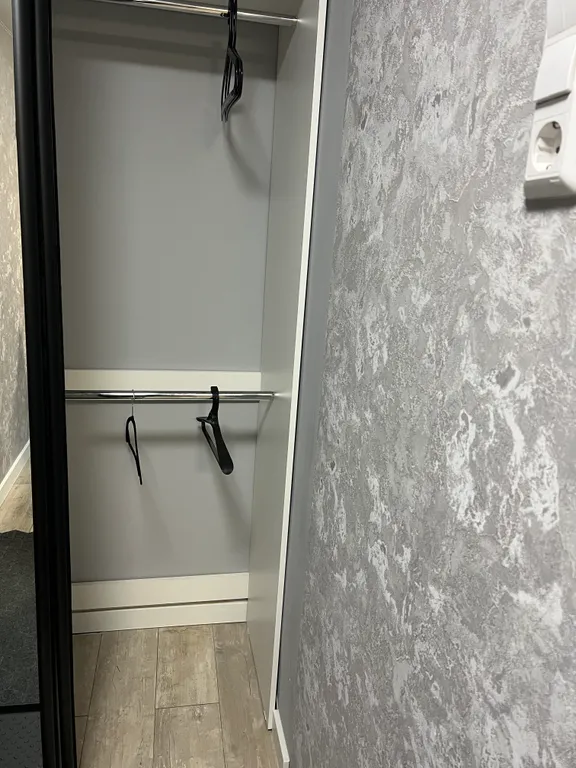 Уютная квартира с видом на проезжающий ретро-поезд