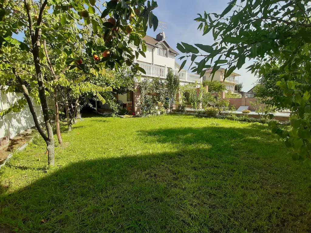 Дом с бассейном недалеко от моря