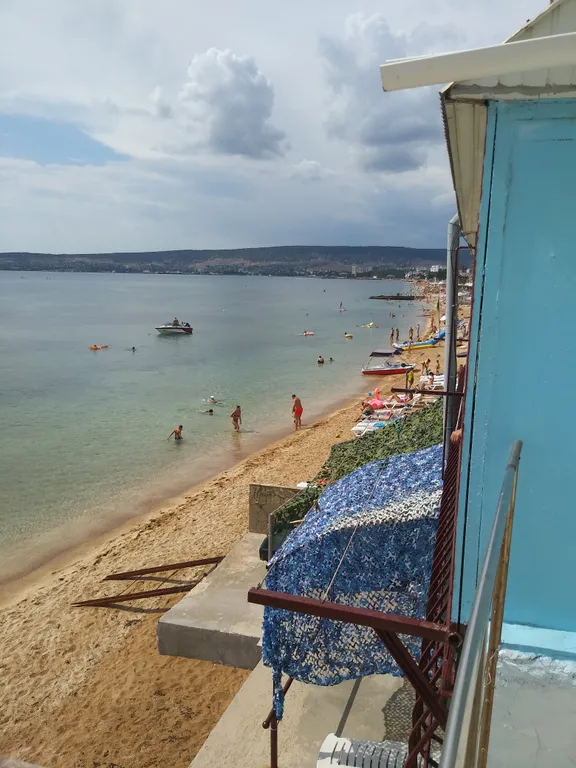 Эллинг на берегу моря