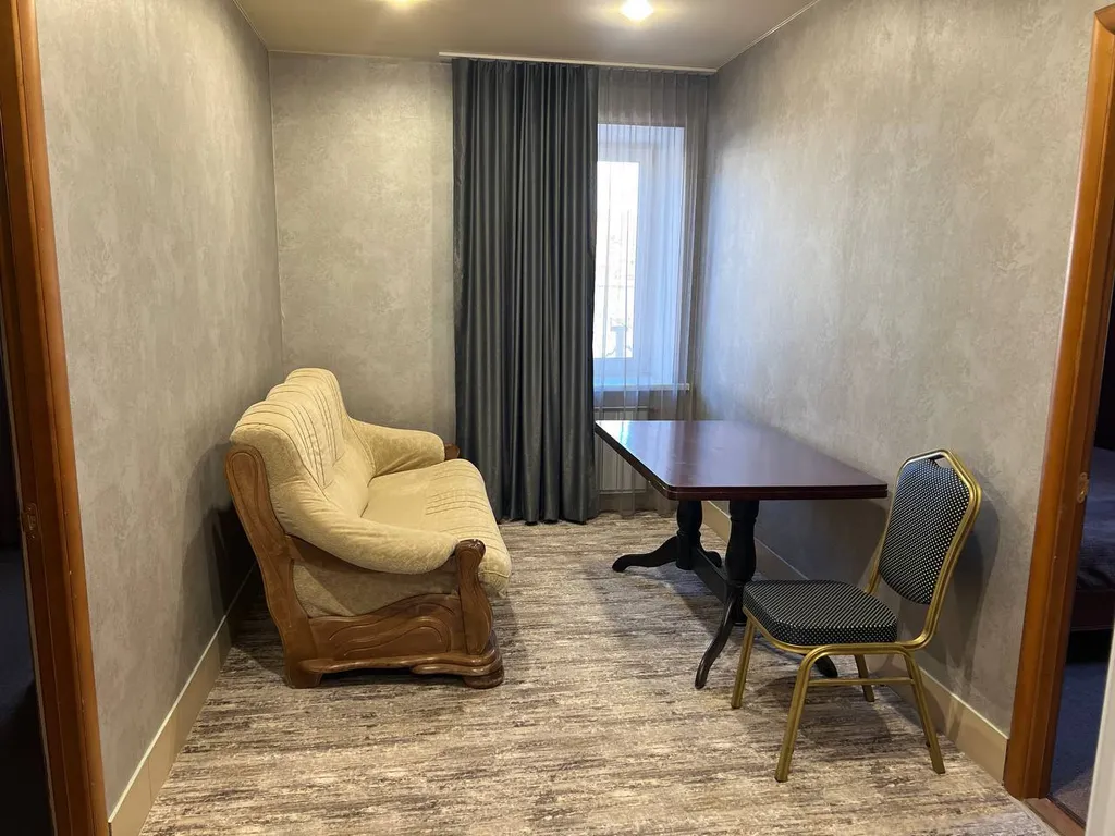 3-этажный уютный коттедж в тихом месте в пределах города