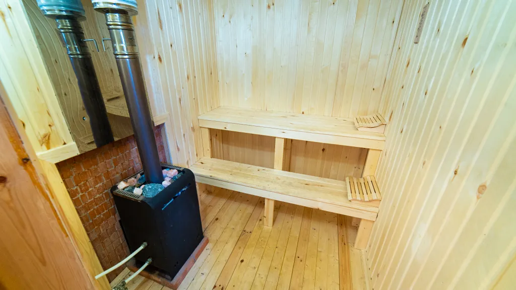 Двухэтажный домик в тихой деревне вблизи леса и озера, сауна в доме, сад