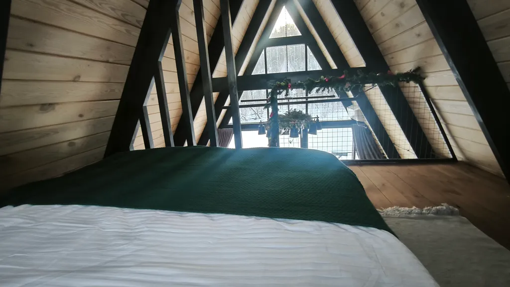 Двухэтажный а-фрейм с панорамным остеклением и террасой