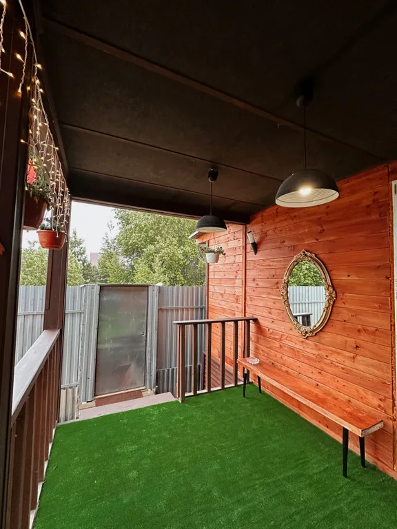 Двухэтажный дом на берегу реки Волга