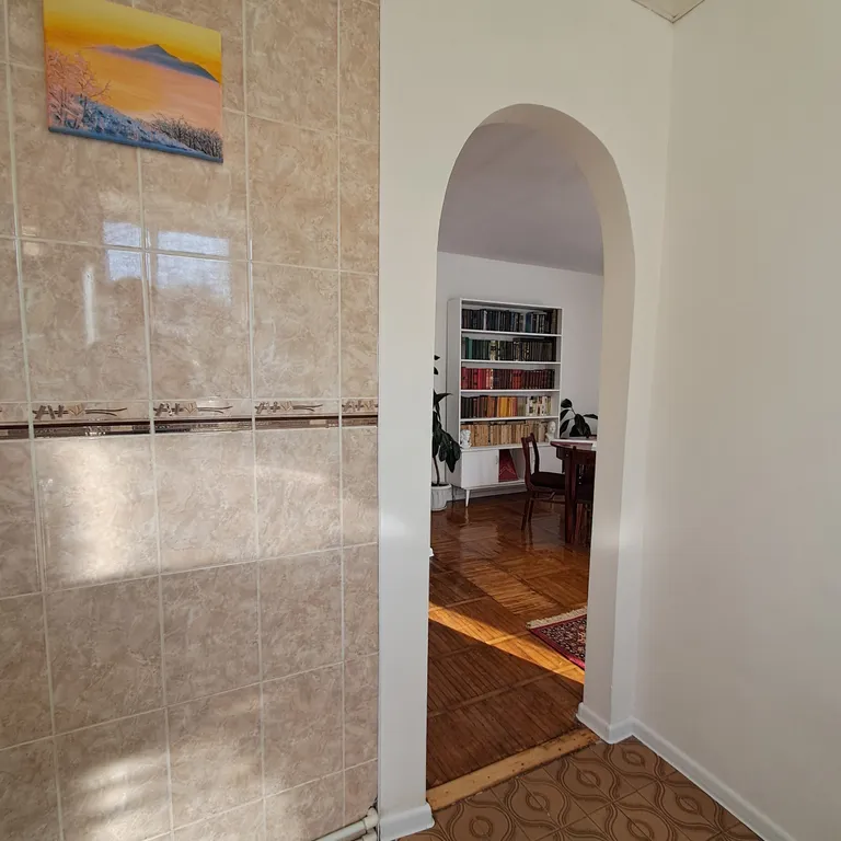 Светлая квартира в центре города с видом на новый сквер