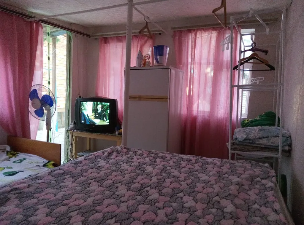 Квартира Квартира Небольшой домик недалеко от моря во дворе частного дома — Анапа