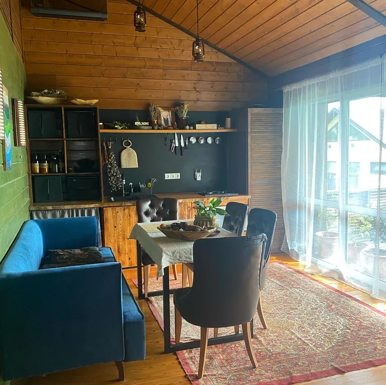 Барнхаус на горе с видом на море