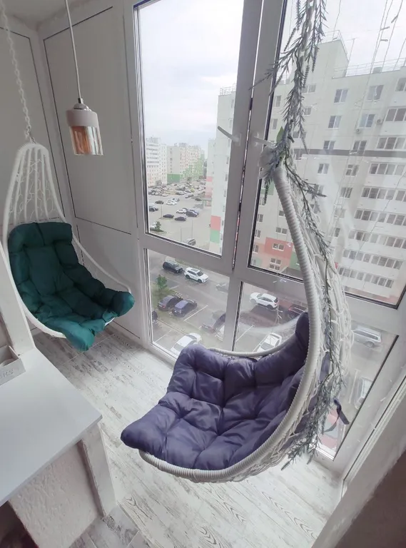 Квартира с подвесными креслами из ротанга на панорамной лоджии — аренда посуточно в Нижний Новгород