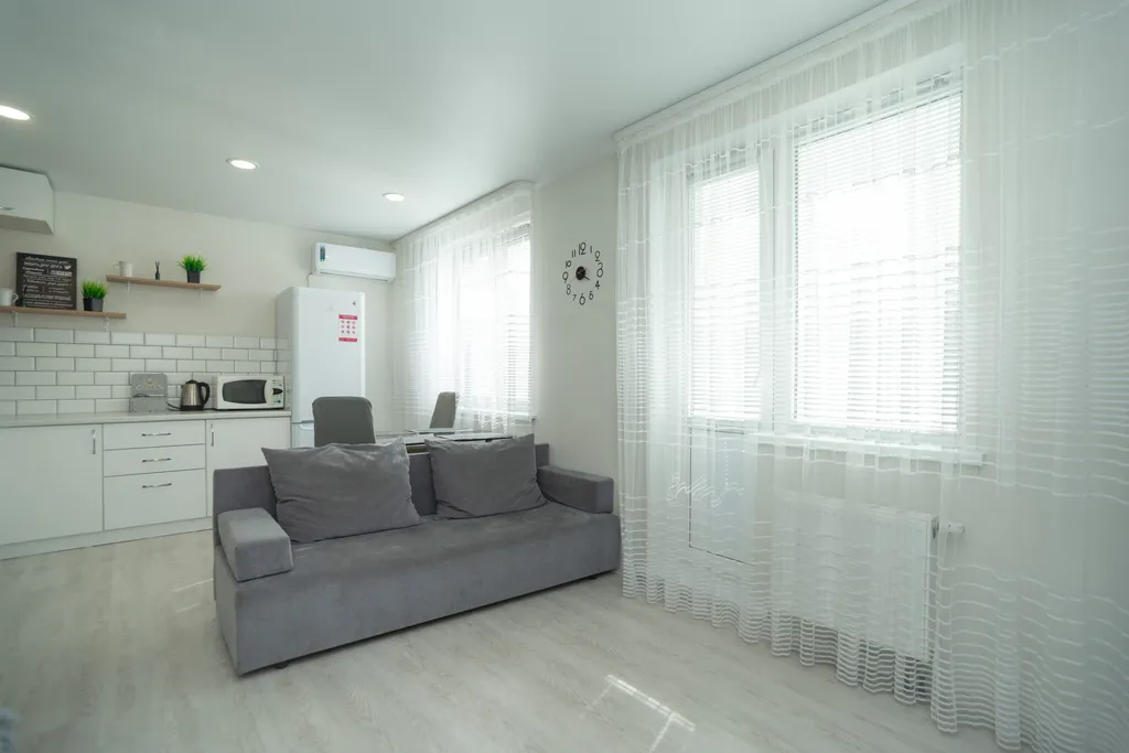 Апартаменты с современным интерьером в новом доме возле парка