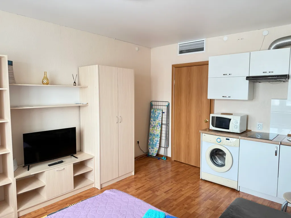 Уютная светлая студия в центре города с видом на набережную