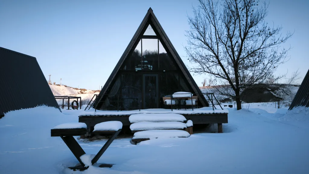 Двухэтажный а-фрейм с панорамным остеклением и террасой