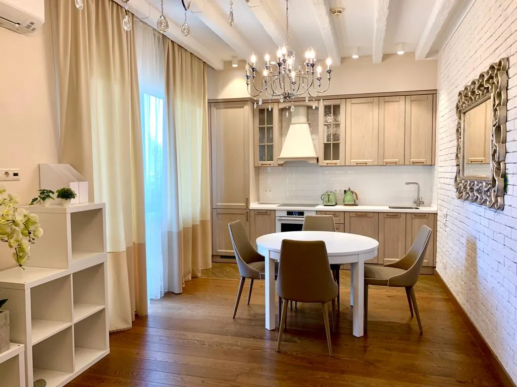 Дизайнерские апартаменты с террасой и бассейном