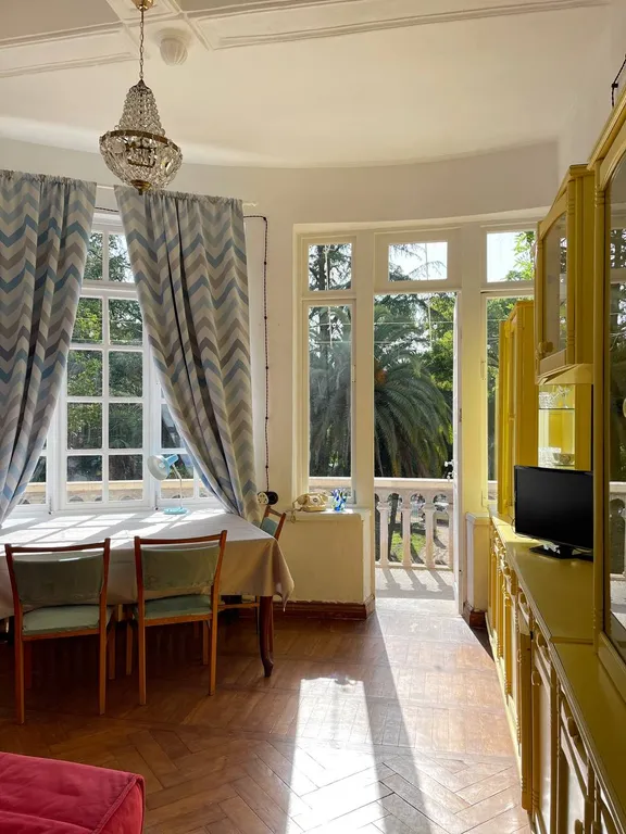 Апартаменты в сталинском доме с панорамным балконом у берега моря