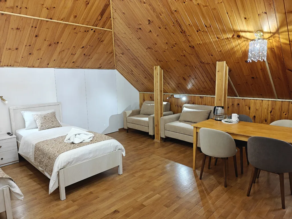 Четырехместный семейный номер с четырьмя кроватями в мансарде