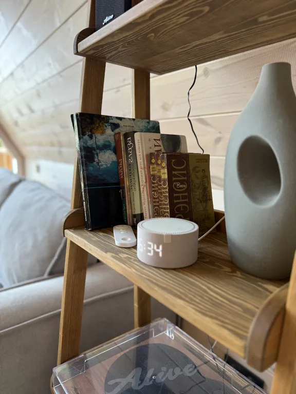 Домик на холме с видом на Байкал