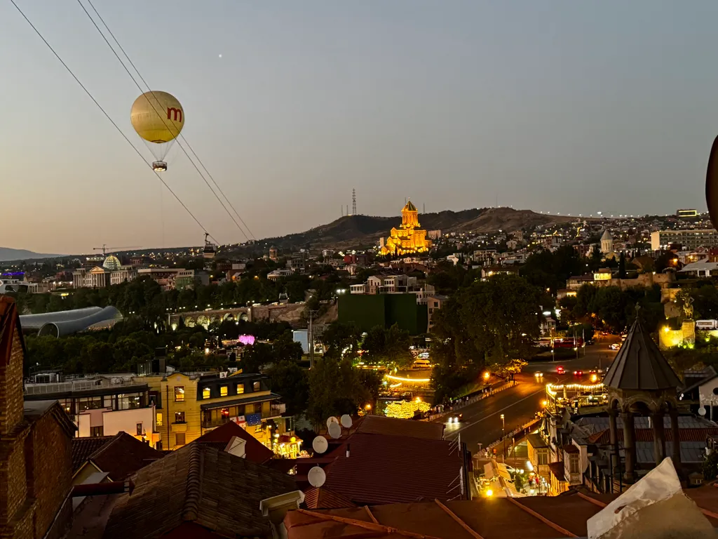 Трёхкомнатные апартаменты в Старом городе с видом на весь Тбилиси