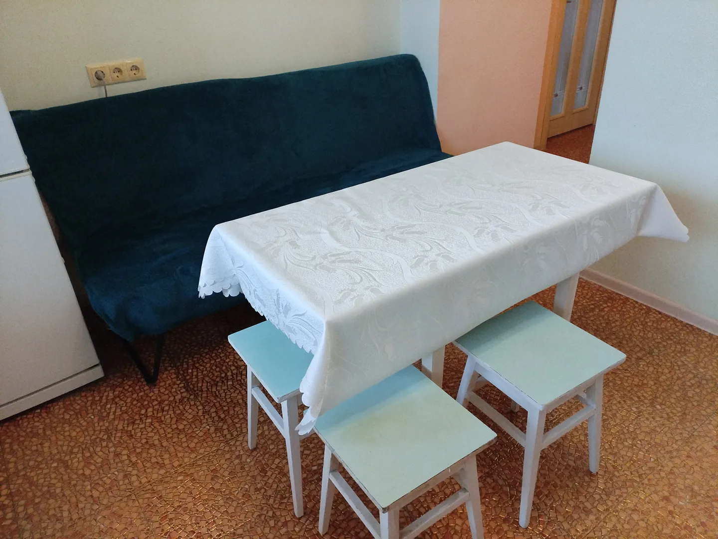 Кух столик и ещё кровать