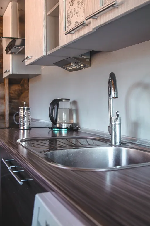 Дом у озера из натурального дерева