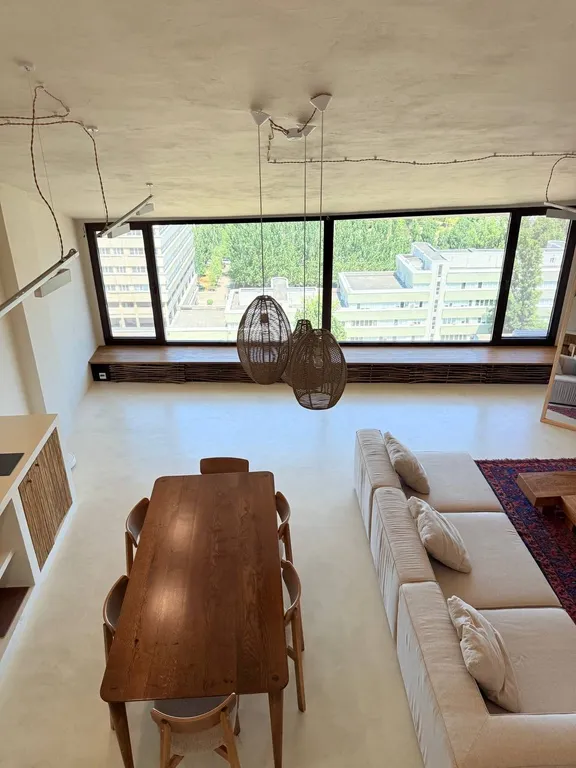 Просторная студия в стиле минимализма с панорамным видом на Махачкалу